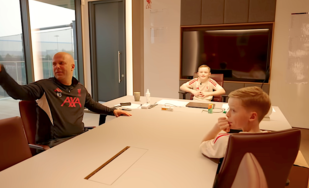 📹 Se när bröderna guidas runt AXA av Arne Slot