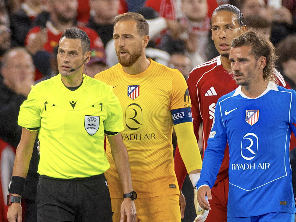 VM-domare håller i visslan i avgörandet mot PSG