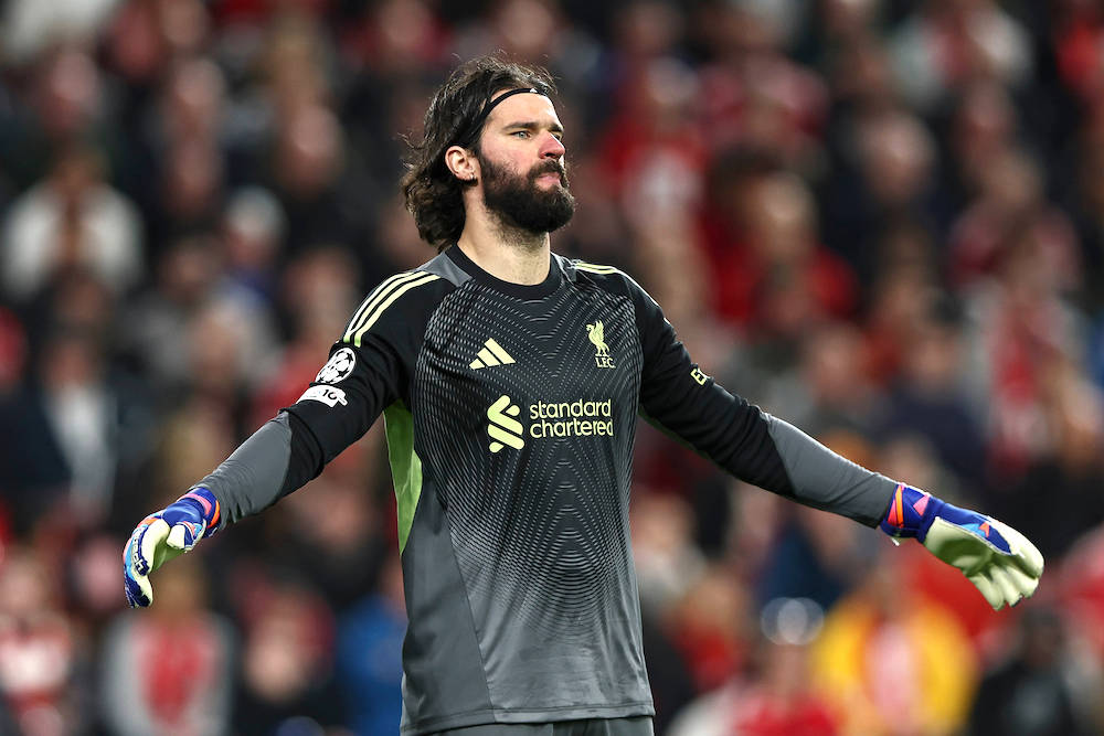 Lång frånvaro för Alisson – missar PSG-matcherna