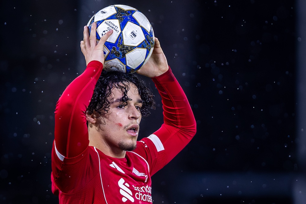 Scouser skriver sitt första proffskontrakt