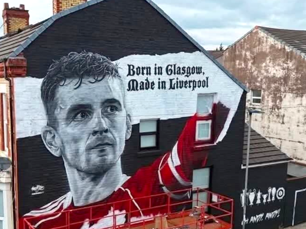 Hyllas med två "murals" i Anfield-kvarteren 